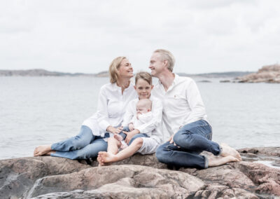 familjen sitter på klippor